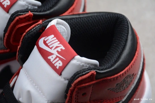 555088-101 "Chicago" Retro High 1 555088-101 Kids  Jordan Kid Air OG 0516